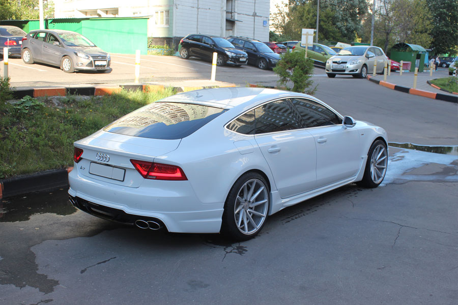 Белая Audi a7 r20